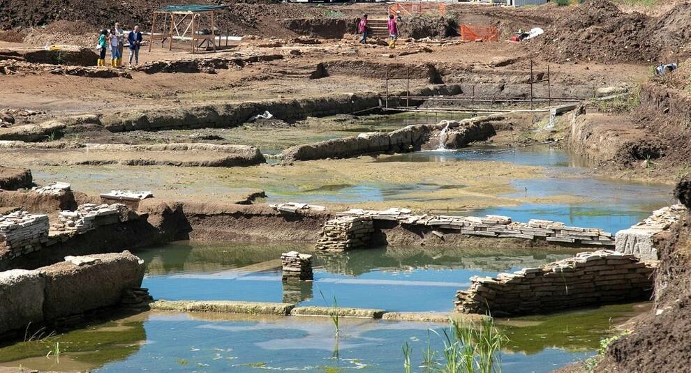 Near Rome archaeologists found an ancient pool