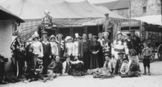 Странствующий цирк в Страбане на фото начала XX века