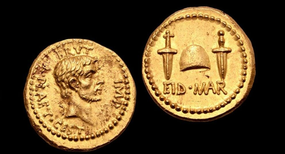 Монету, отчеканенную в честь смерти Цезаря, выставили на аукционе