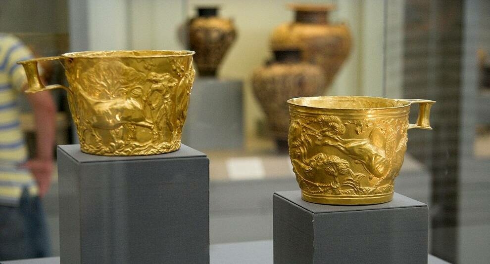The art of Minoan culture: golden bowls of Vafo