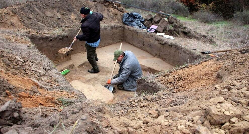 On the island discovered an ancient hibernation house in which the Cossacks lived