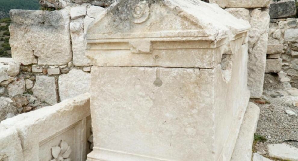 Турецькі археологи під час дослідження базиліки виявили поховання