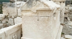 Турецкие археологи во время изучения базилики обнаружили захоронение