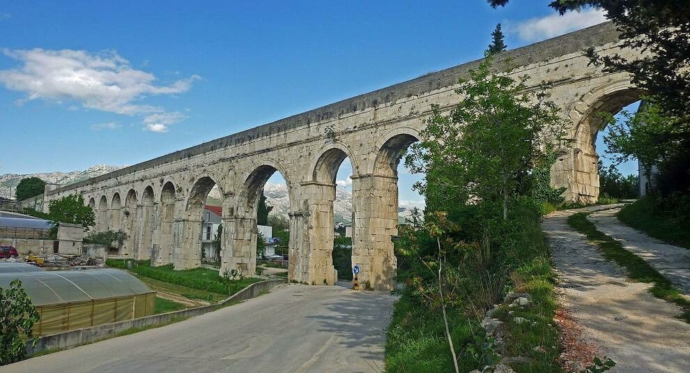 Руины в хорватском городе Сплит: акведук Диоклетиана