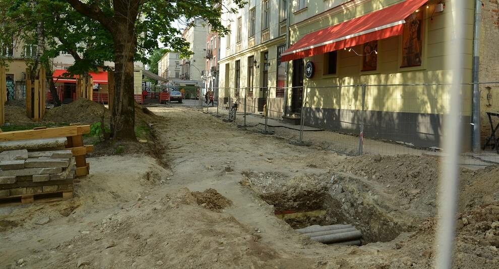 Archaeologists have found the remains of a defensive structure on one of the squares of Lviv