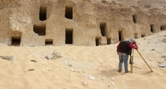 Египетские археологи нашли 250 гробниц, высеченных в горе