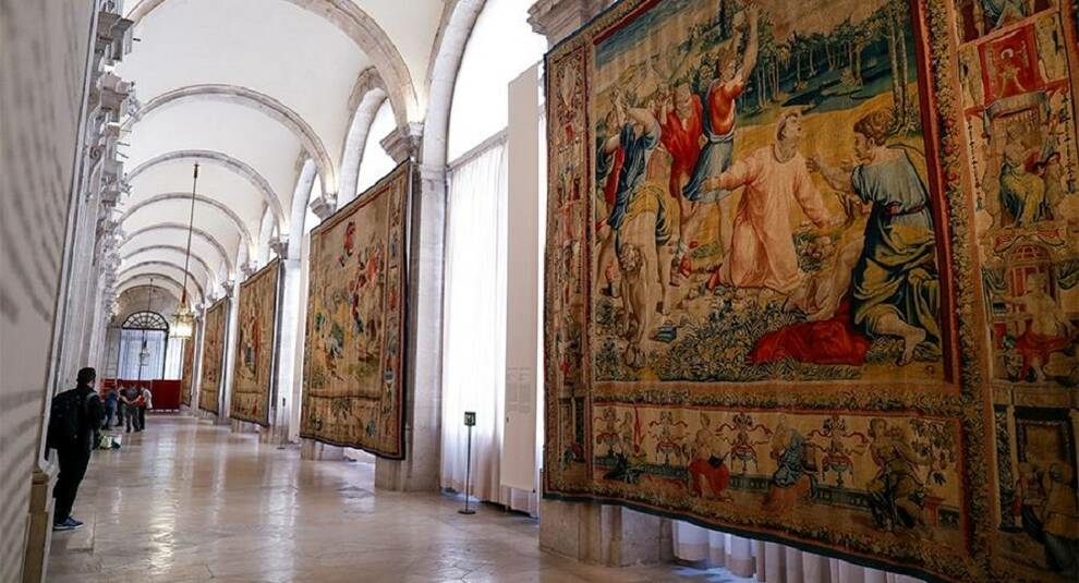 The Pigeon Menace: Raphael's tapestries are in danger