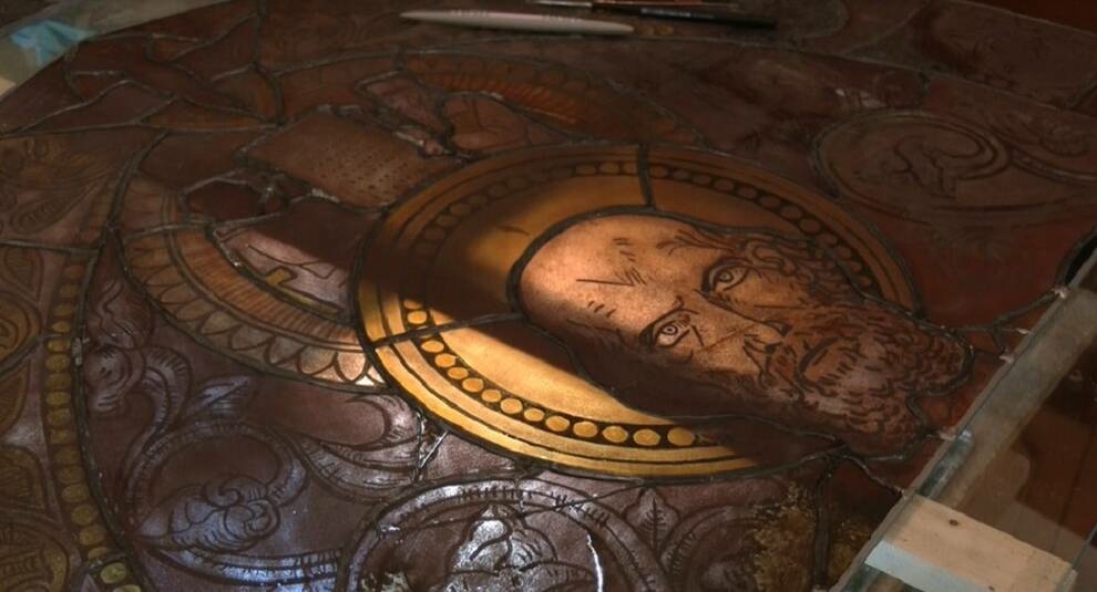 Во Львове реставрируют старинный витраж из Армянского собора