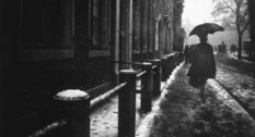 Black and white Amsterdam in the photo of expressionist artist Georg Breitner