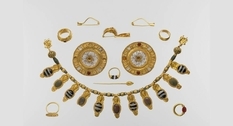 Jewelry of the Etruscans: gold jewelry from Vulci