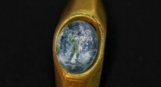 Историки показали золотое кольцо, которое нашли в Кесарии