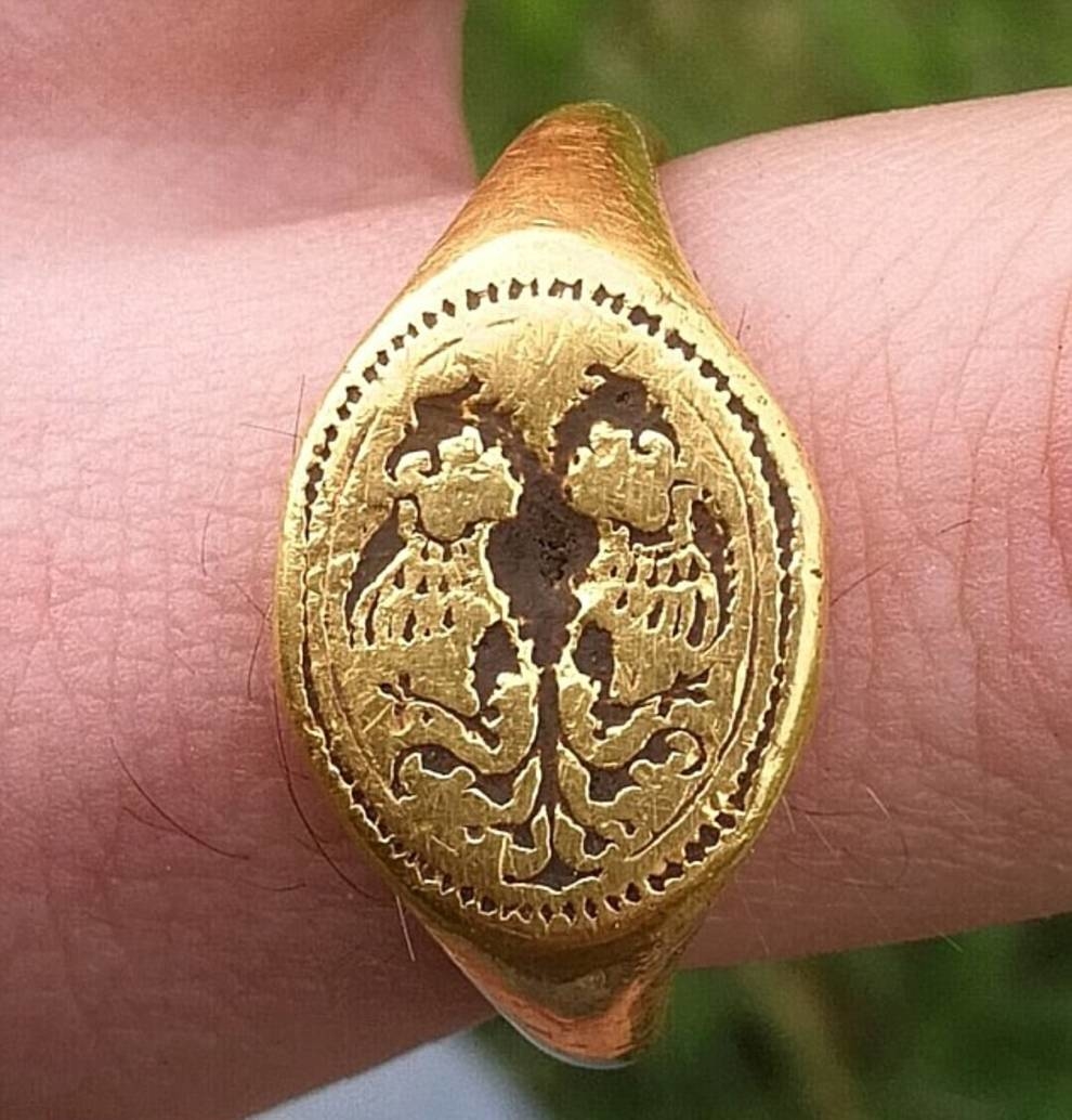 Кольцо находка. Перстень Елизаветы 1. Старинные кольца. Перстень с двуглавым орлом. Золотое кольцо с двуглавым орлом.