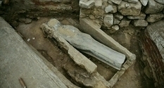В Нотр-Дам-де-Пари найден средневековый саркофаг
