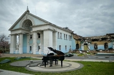 Поддержка Украины через музыку: в Ирпене перед разрушенным Домом культуры выступил известный пианист