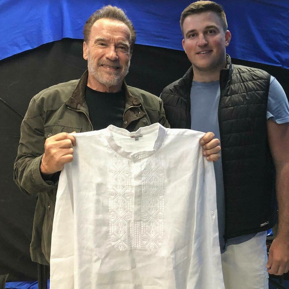 A resident of Bucha gave Arnold Schwarzenegger an embroidered shirt