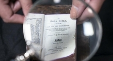 English librarians have discovered a tiny Bible from the beginning of the last century