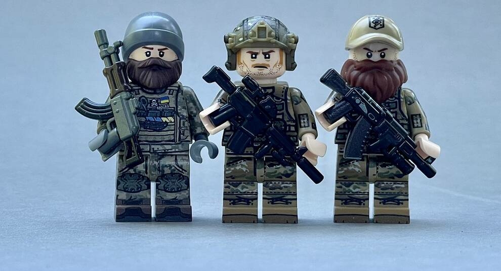LEGO heroes: the editor of The Brothers Brick showed figurines of the defenders of Azovstal