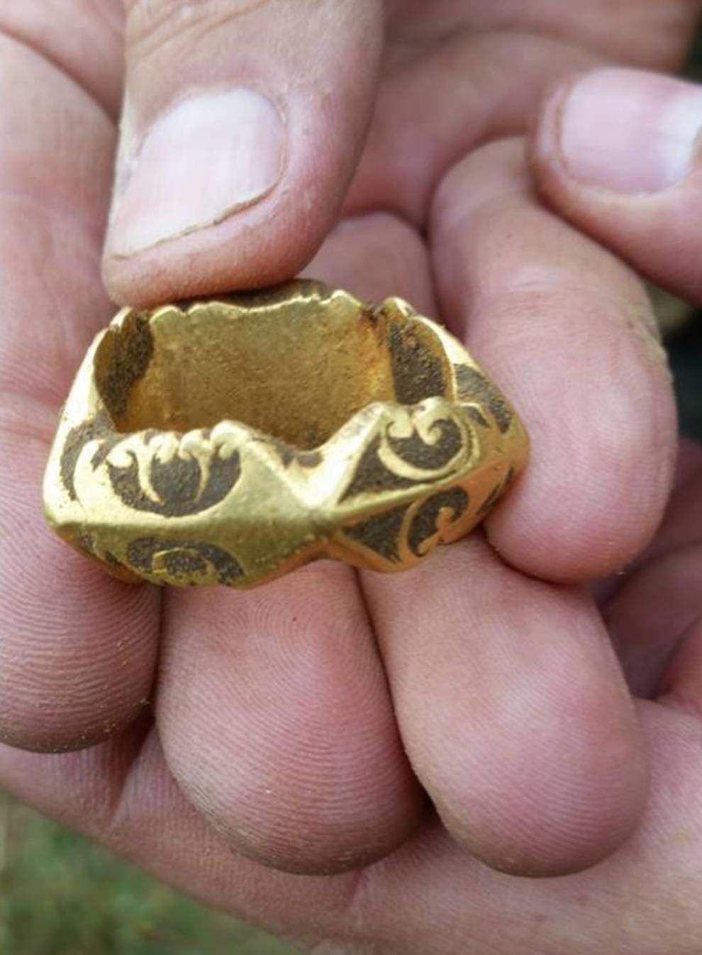 Самое древнее золото. Золотые перстни римской империи. Старинные кольца. Старинные золотые кольца. Находка кольцо.