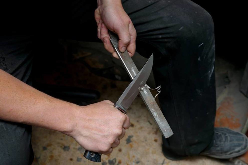 Сделать меч из стали. Нож строгает напильник. Нож из напильника. Самодельный нож из металла. Нож металлический самодельный.