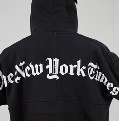 Logo The New York Times ozdobił koszule i skarpetki