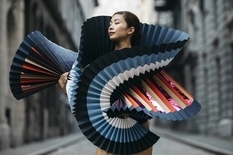 Nie do chodzenia: jasne sukienki-origami