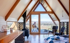 Уютный домик посреди холмов в Австралии