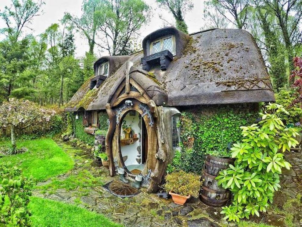 Władca fanów pierścieni zbudował dom Hobbitów i mieszka w nim od 20 lat