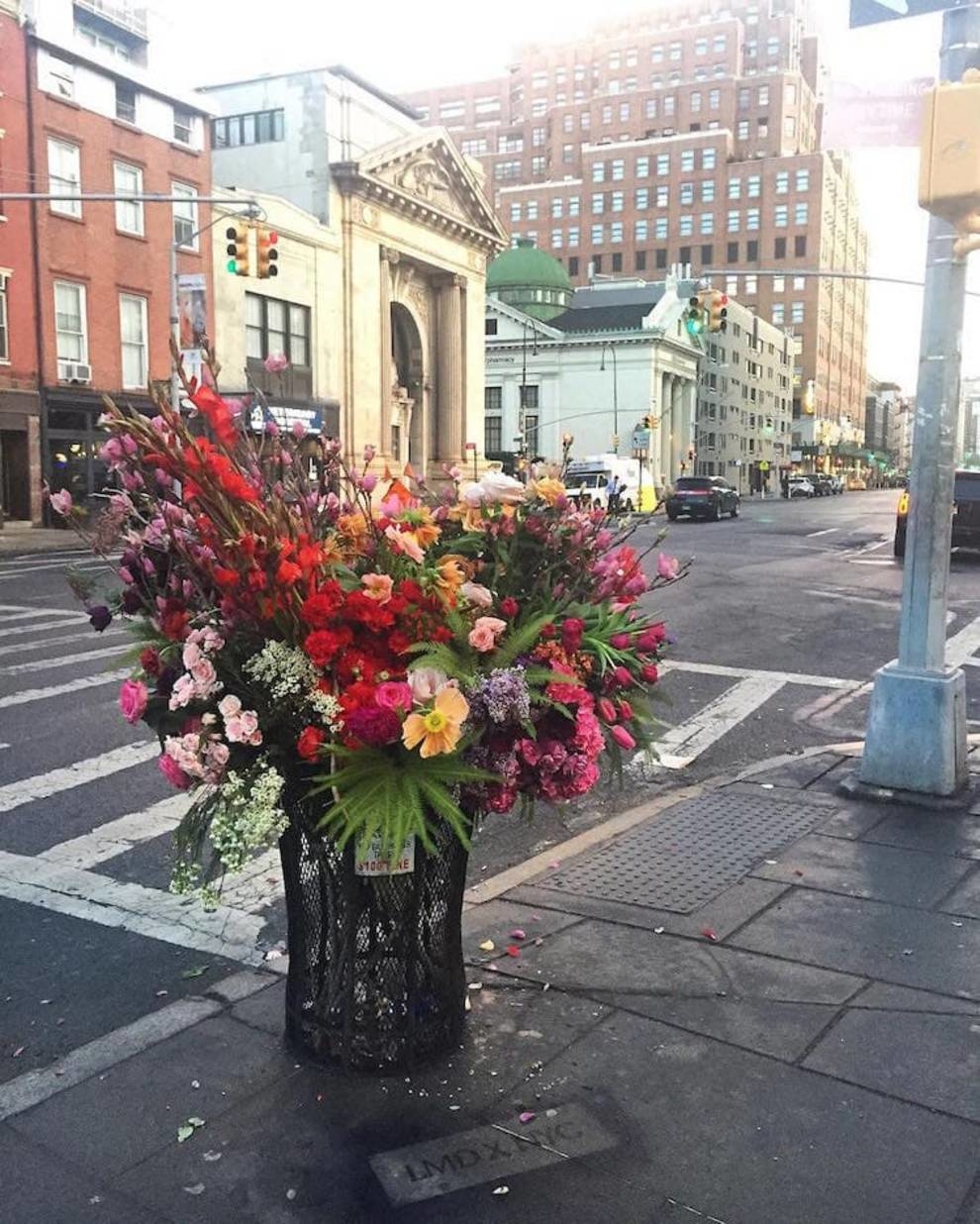 Kwiaciarnia i jego zespół ozdabiają pojemniki na śmieci kwiatami pozostawionymi po weselach