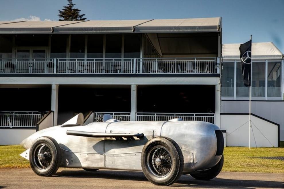 Mercedes-Benz will show a recreated race car built in 1932