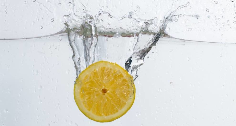 Dietetycy powiedzieli, dlaczego ważne jest, aby rozpocząć dzień od szklanki wody z cytryną