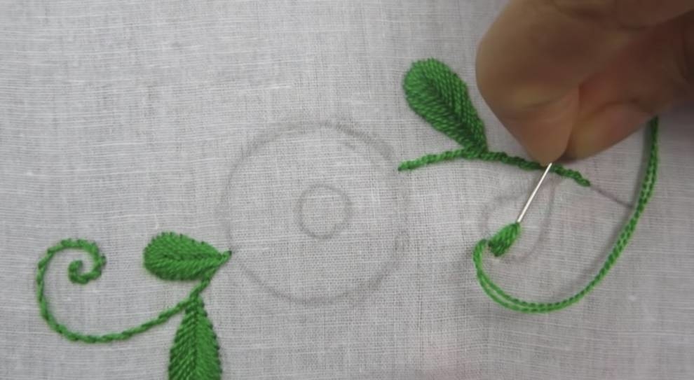 Toothpicks in embroidery: a custom approach to create a flower