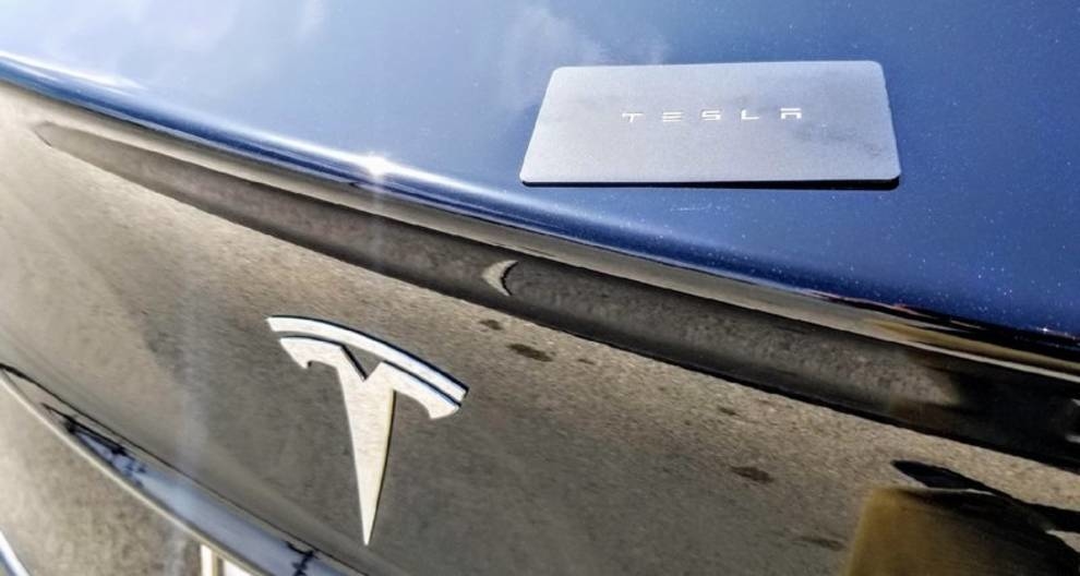 Klucz do samochodu elektrycznego Tesla Model 3 został wszczepiony w ręce właściciela