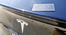Ключ от электромобиля Tesla Model 3 вживили в руку его владелицы