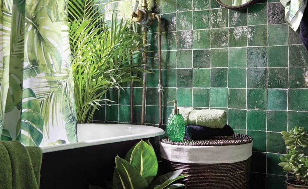 Precious accents in the bathroom - emerald colors that look expensive and not corny