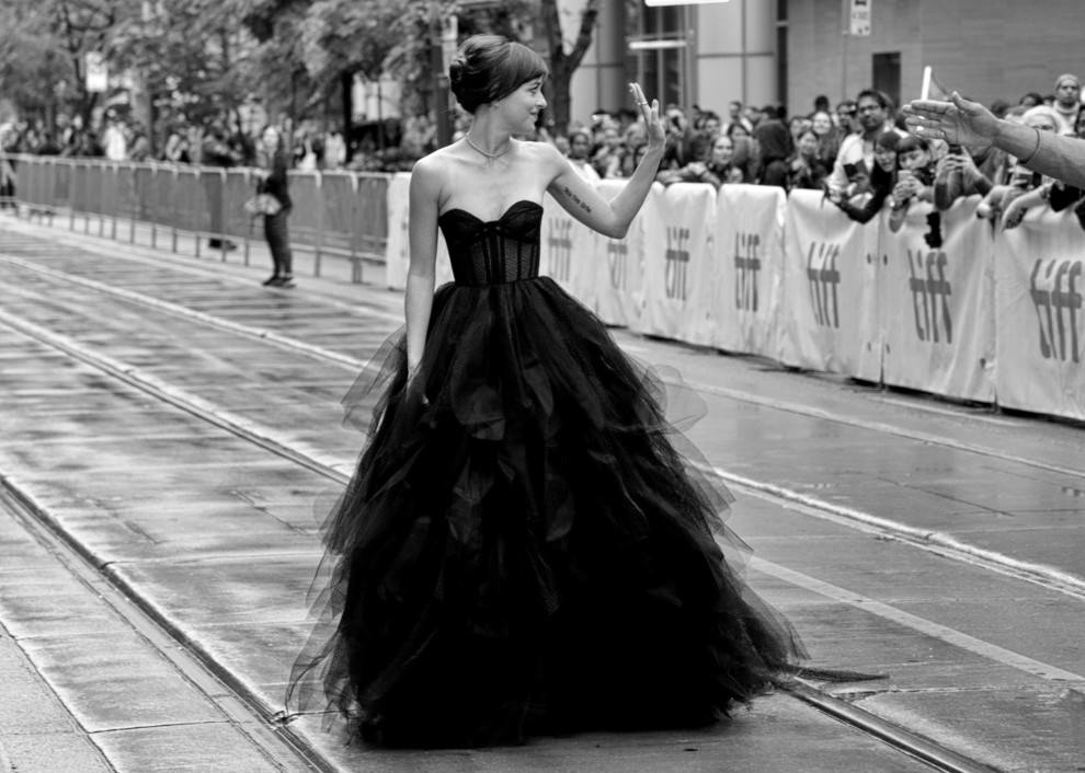 Затянуть пояса и показать талию: Дакота Джонсон «засветилась» в платье от Christian Dior