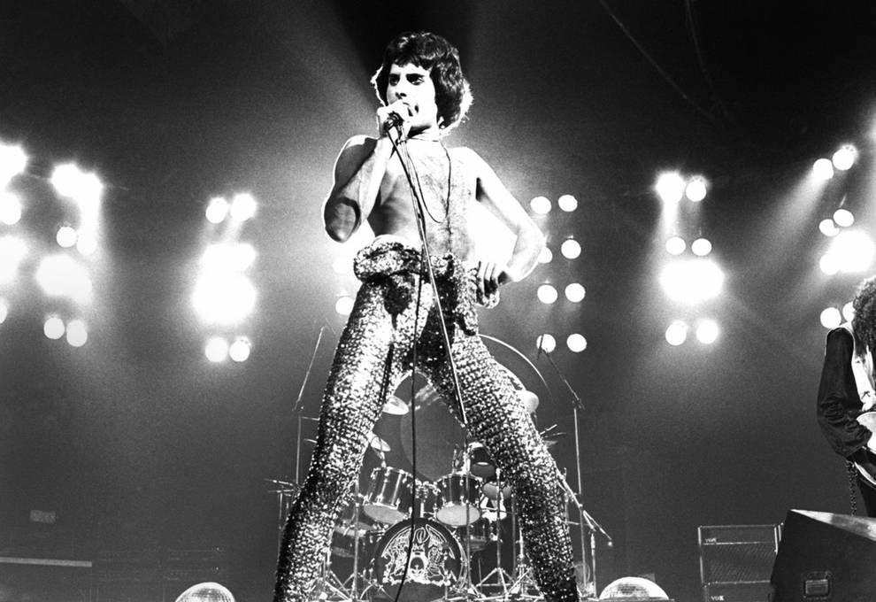Strój błazna i trykotowe kamienie Swarovskiego to najbardziej spektakularne obrazy Freddiego Mercury'ego
