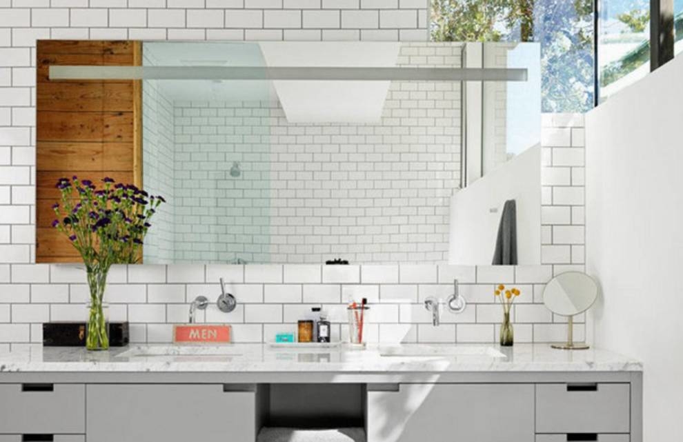 Designers told what a small bath should be like a mirror