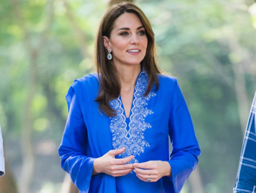 Trasa koncertowa Kate Middleton po Pakistanie rozpoczyna się od turkusowego białego stroju od Catherine Walker