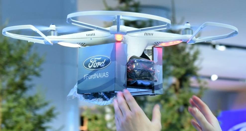 Ford хочет оснастить автомобили дронами