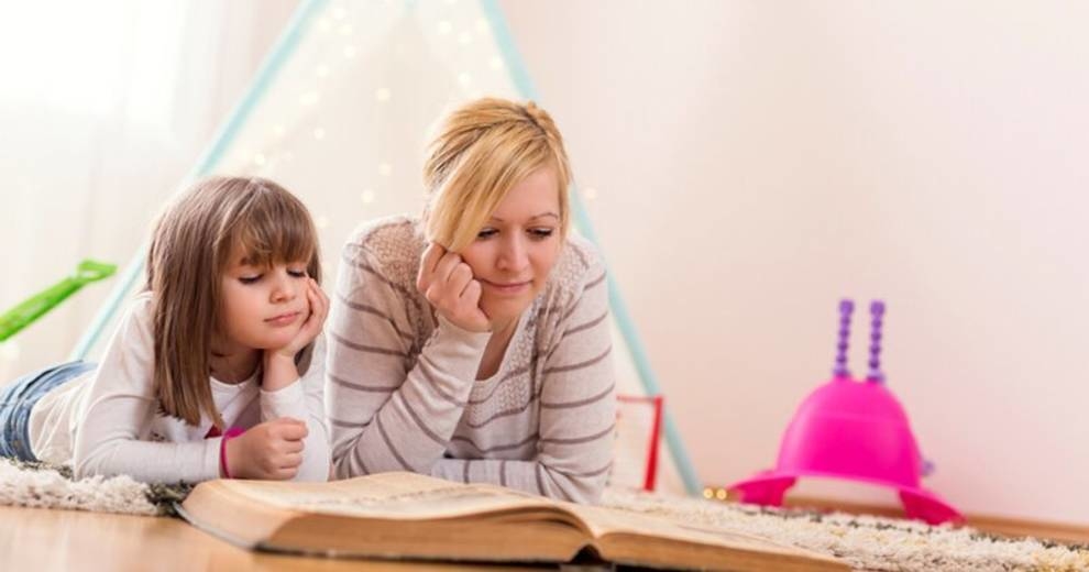 Психологи рассказали, зачем детям читают сказки