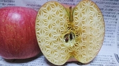 Japanese carves dizzy patterns on fruits and vegetables (PHOTO)