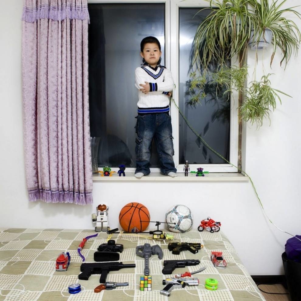 Итальянский фотограф показал, в какие игрушки играют дети со всего мира (ФОТО)