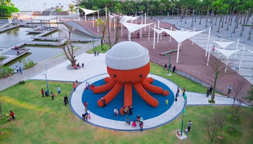 W Chinach zbudowano plac zabaw z gigantyczną dzianą ośmiornicą
