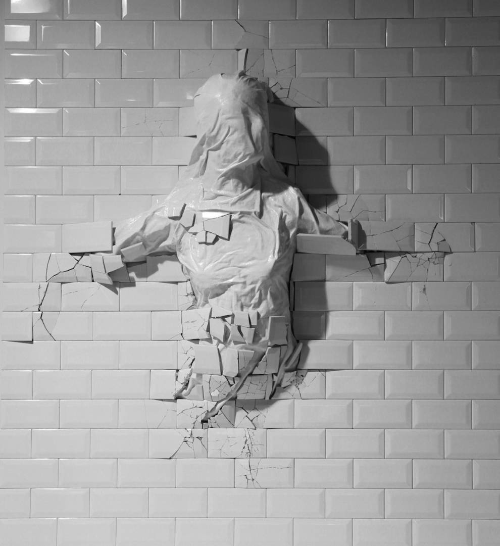 Итальянец придумывает инсталляции из разбитой плитки