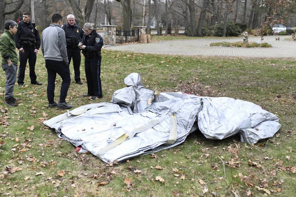 Аварийный надувной трап приземлился на задний двор американской семьи