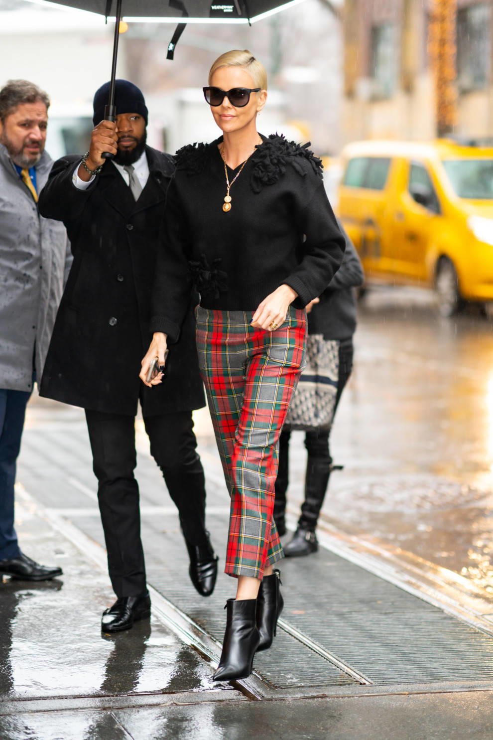 Charlize Theron włożyła świąteczne spodnie od Diora
