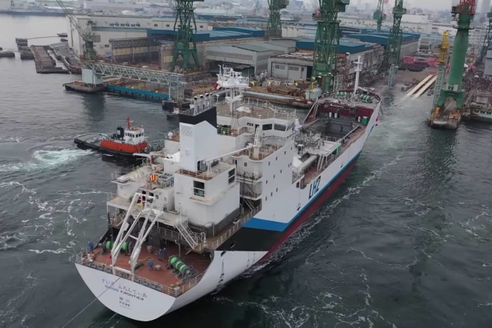 Kawasaki спустила на воду перший в світі корабель для перевезення рідкого водню (ВІДЕО)