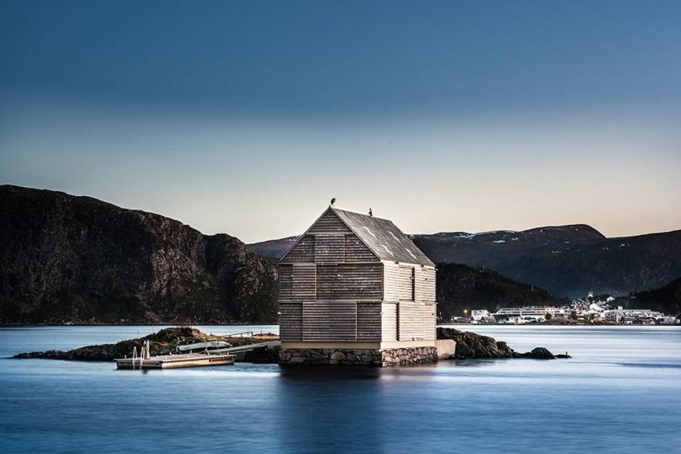 Holiday home with sliding panels: unusual housing built in Norway (PHOTO)