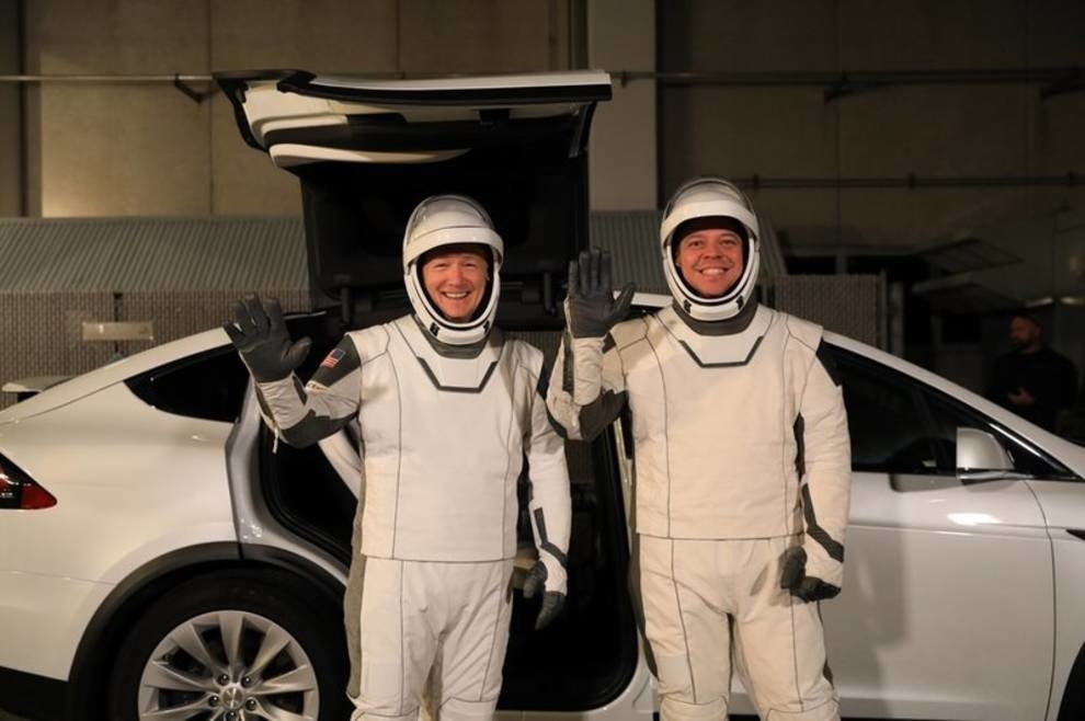 Tesla начнет перевозит астронавтов к ракетам
