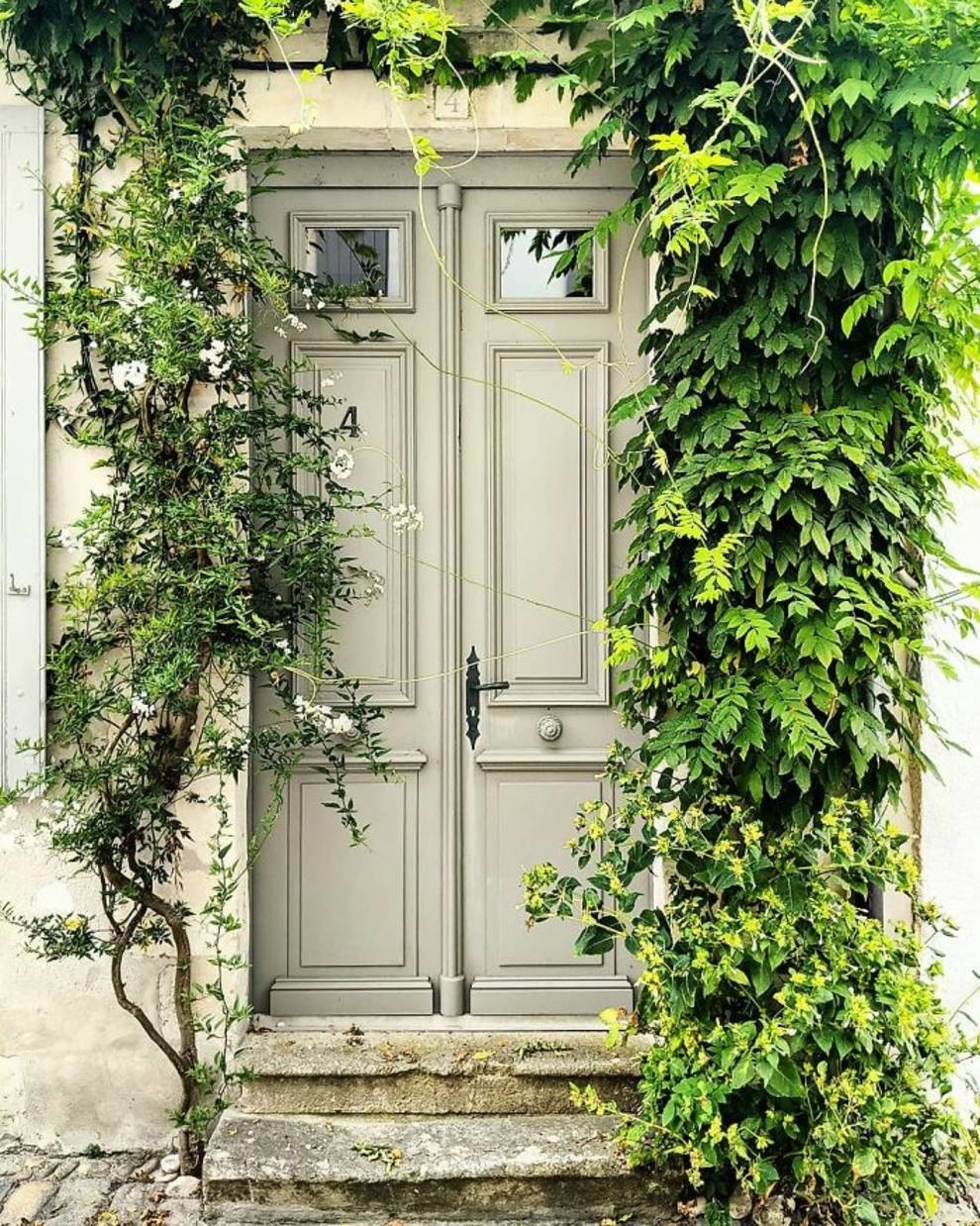 The British photographs the doors that look like from postcards (Photo)